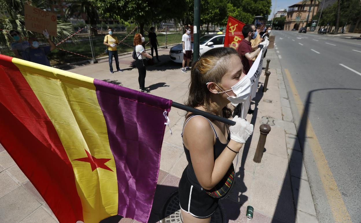 Manifestantes, este sábado, frente a la Delegación del Gobierno.