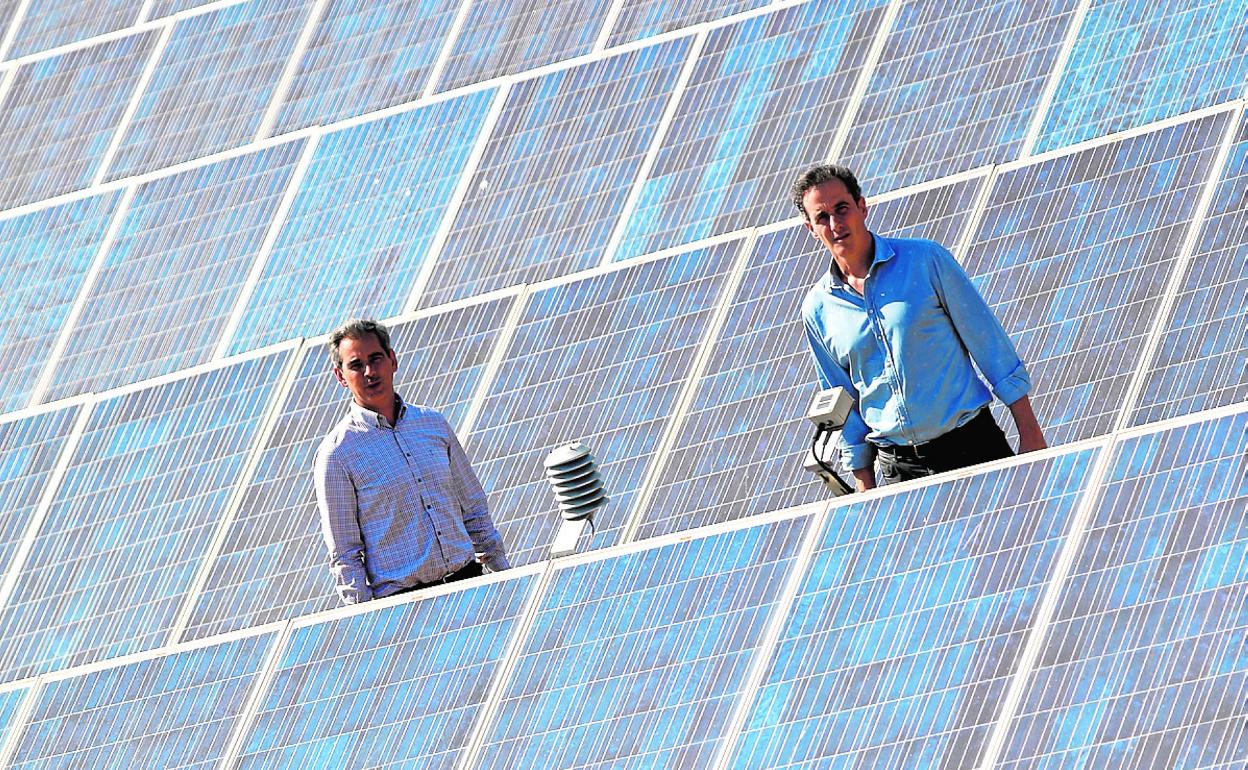 Enrique Fernández y Francisco David Gallego, de Regenera, en su planta solar en Murcia. 