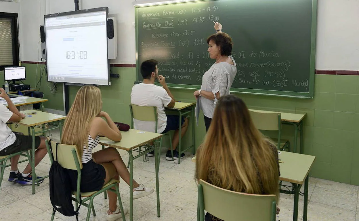 Estudiantes del instituto Miguel Espinosa de Murcia, en una fotografía de archivo.