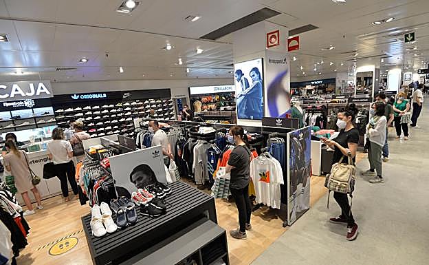 Desigual impacto de clientes en los centros comerciales de Murcia en el primer día de la Fase 2