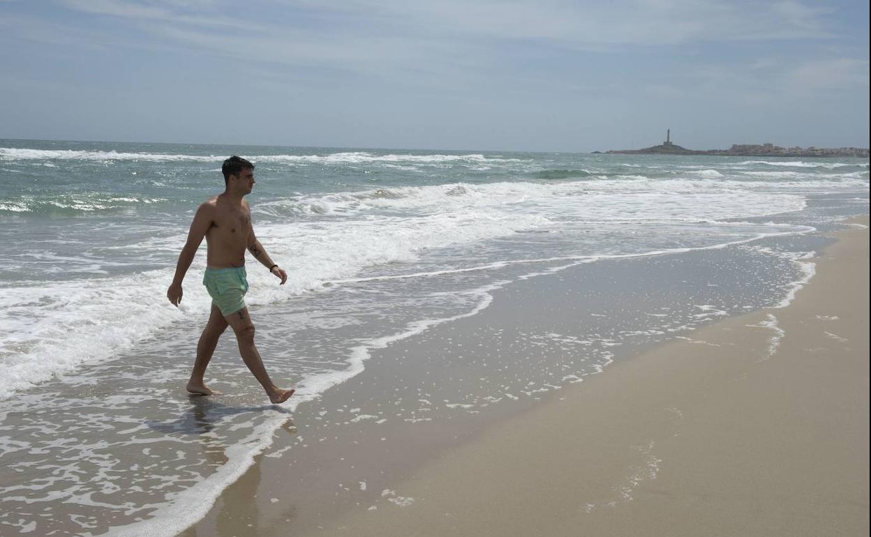 Un bañista sale del agua, este lunes, en una playa de La Manga.