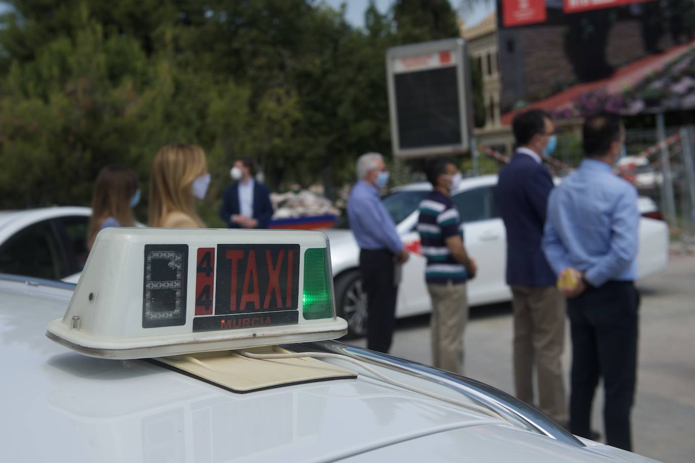 Fotos: Los taxistas de Murcia transportarán donaciones de forma gratuita al Banco de Alimentos