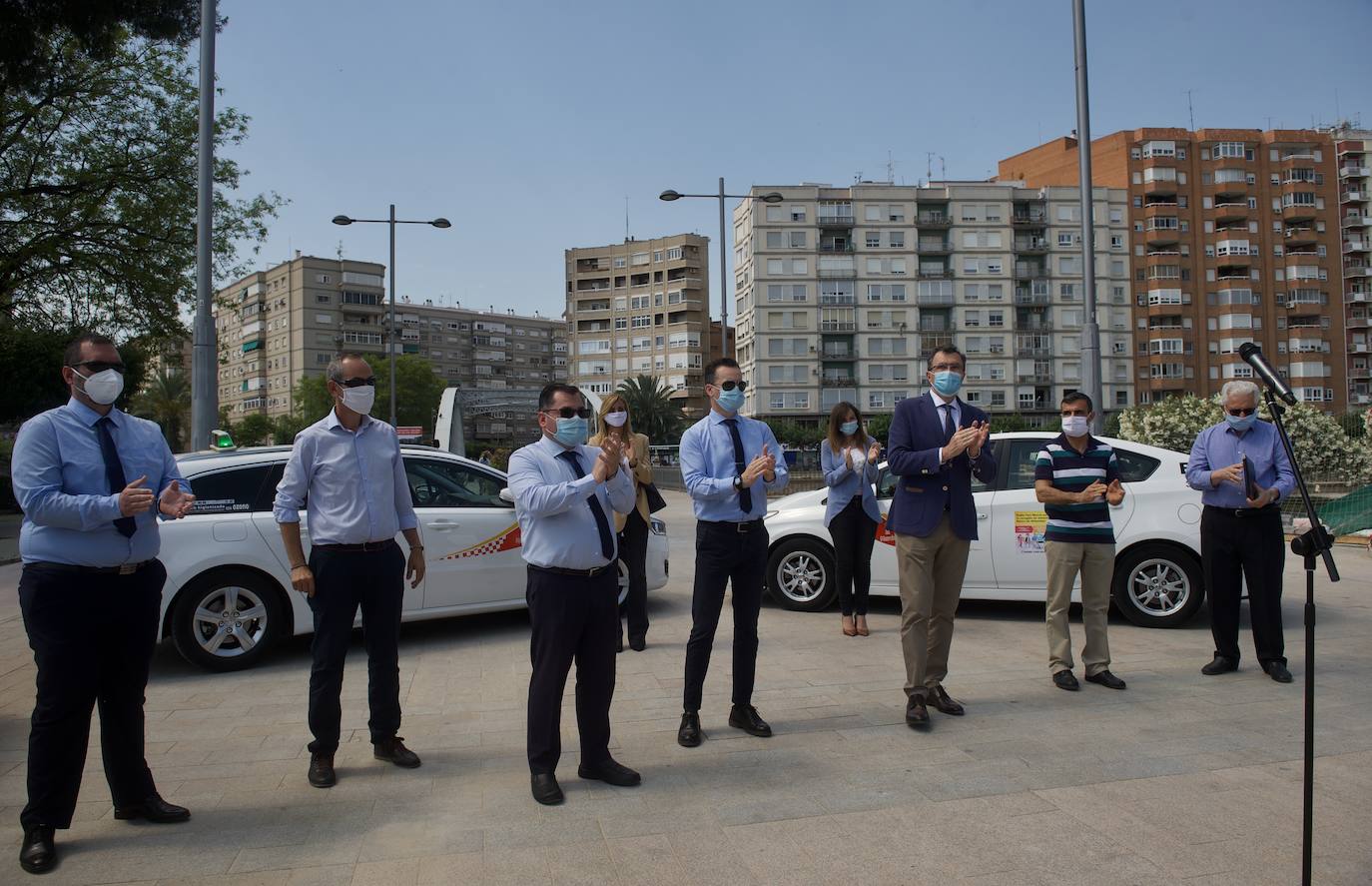 Fotos: Los taxistas de Murcia transportarán donaciones de forma gratuita al Banco de Alimentos
