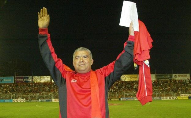 Figueroa, en noviembre de 2006, hizo el saque de honor en el último partido que jugó el Murcia en La Condomina.