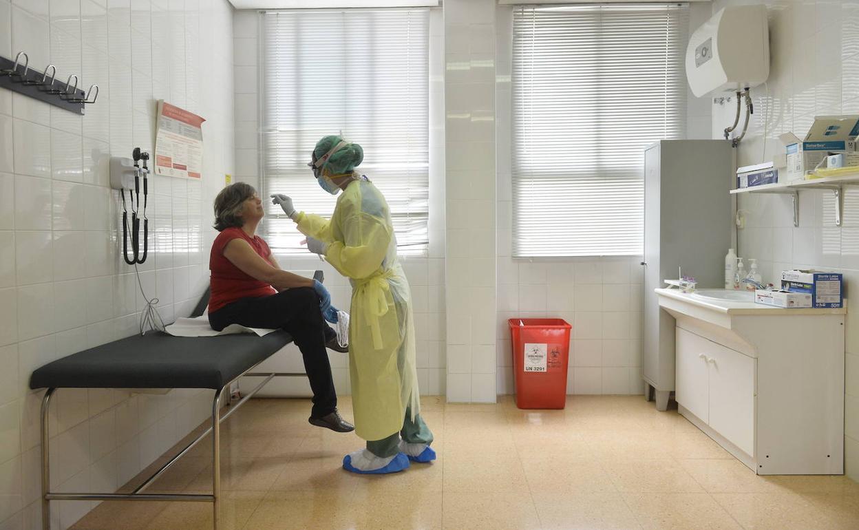 Recogida de muestras en un centro de salud de Murcia, en una fotografía de archivo.