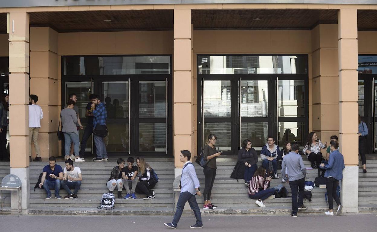 Estudiantes en el campus de La Merced de la UMU, en una fotografía de archivo.