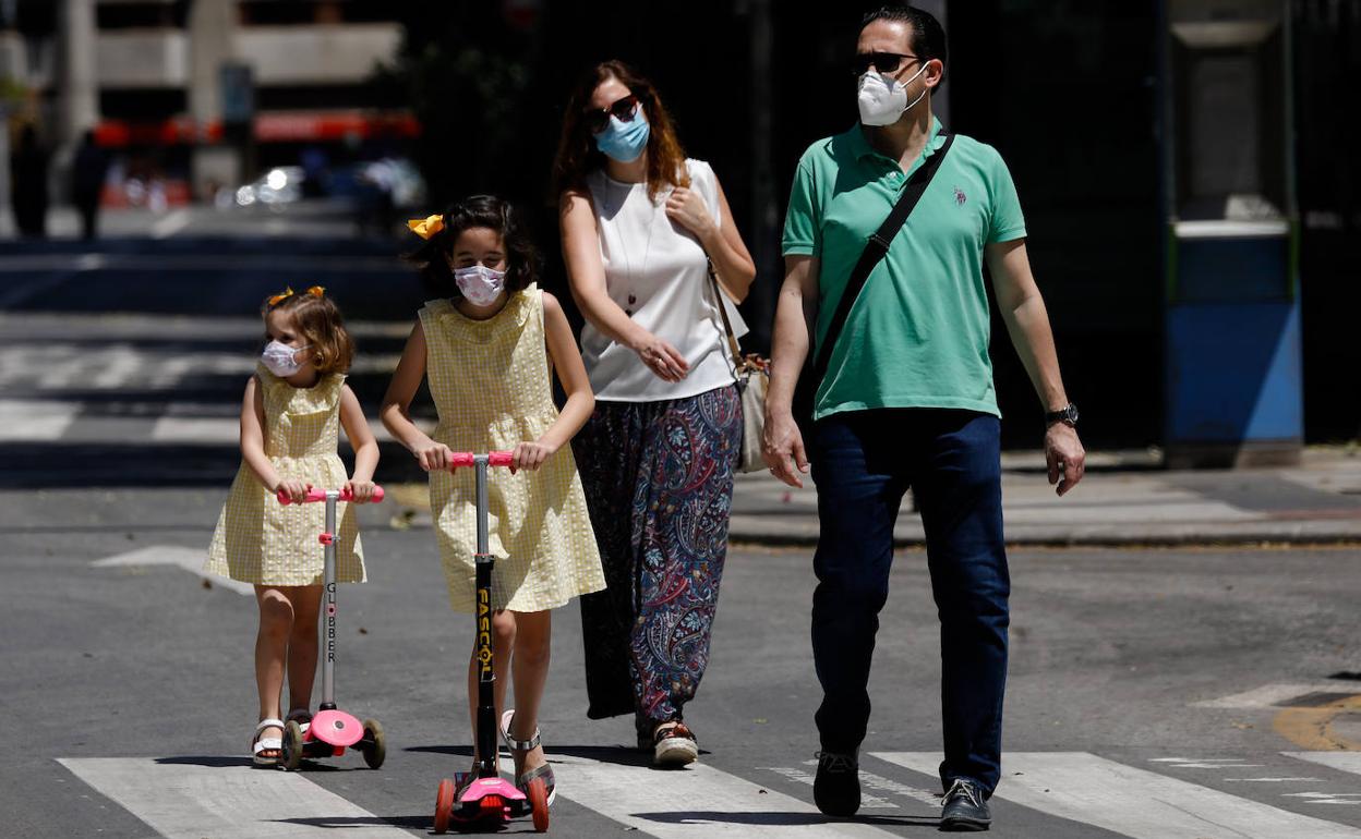 Una familia con niños en la Gran Vía de Murcia.