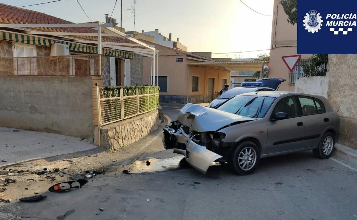 El vehículo, destrozado tras el choque.