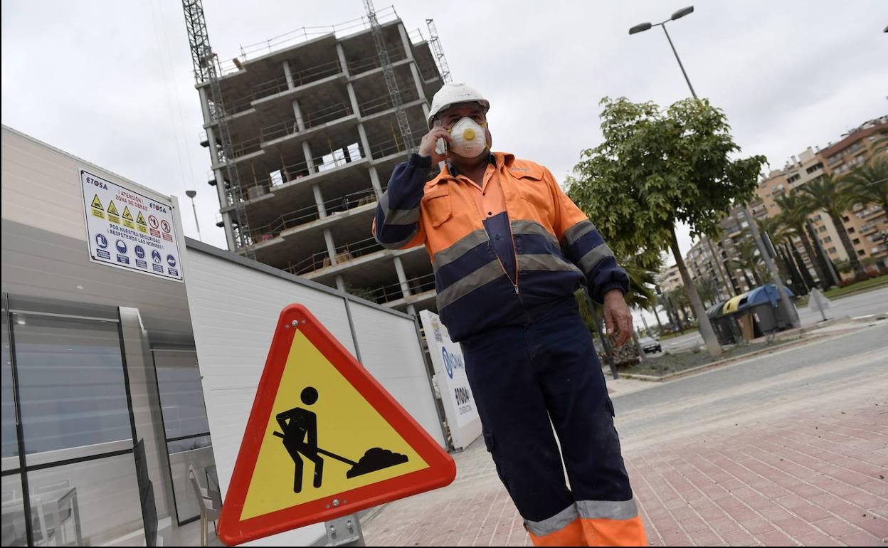 Un empleado de construcción durante la pandemia. 