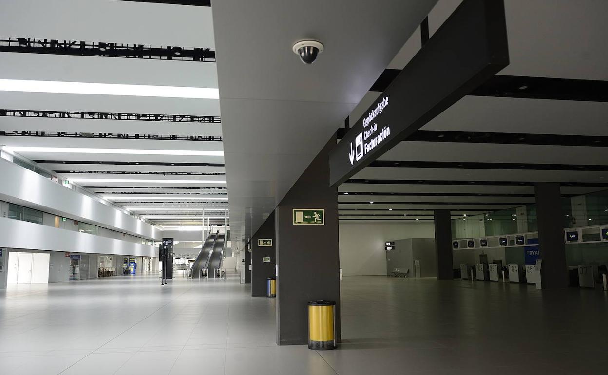 El aeropuerto de Corvera, vació, durante el estado de alarma.