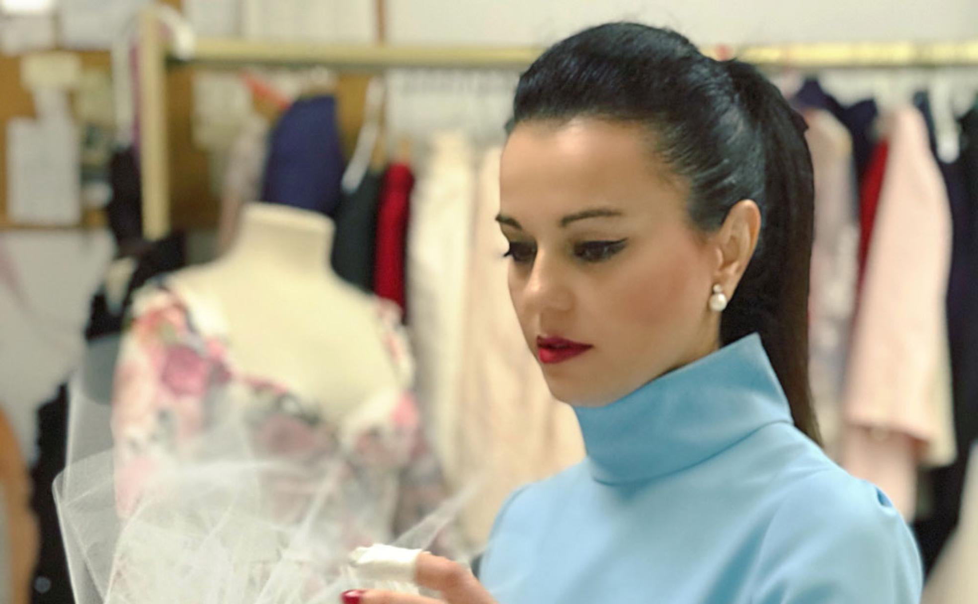 La diseñadora yeclana María José Ortiz, con una de sus prendas. 