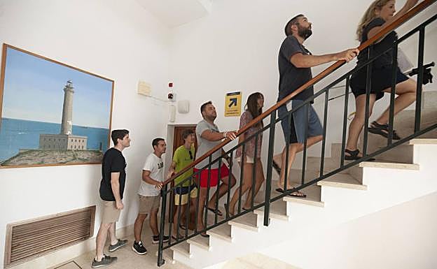 Visita al interior del faro de Cabo de Palos. 