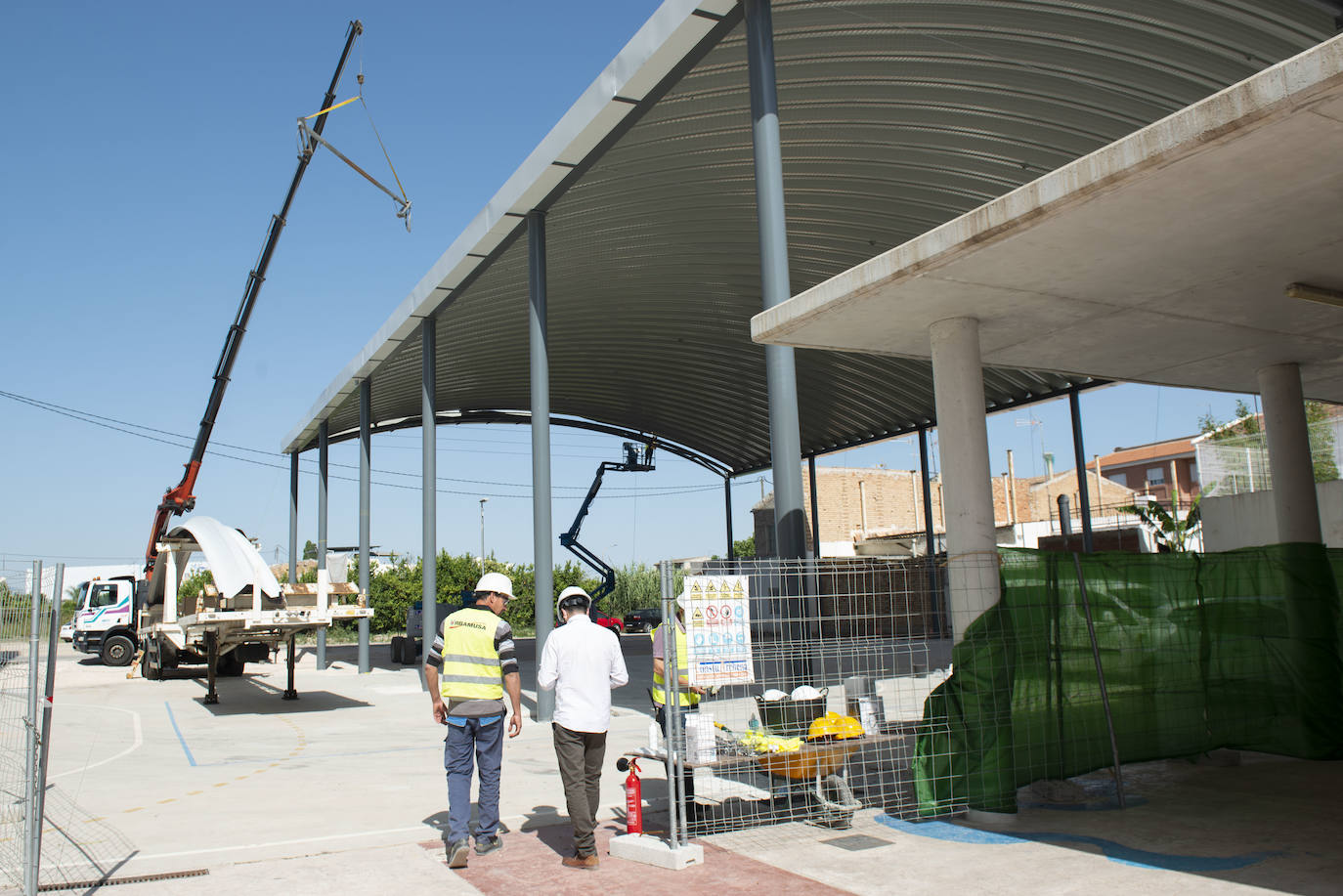 Fotos: El polideportivo del colegio de Puebla de Soto podrá utilizarse todo el año