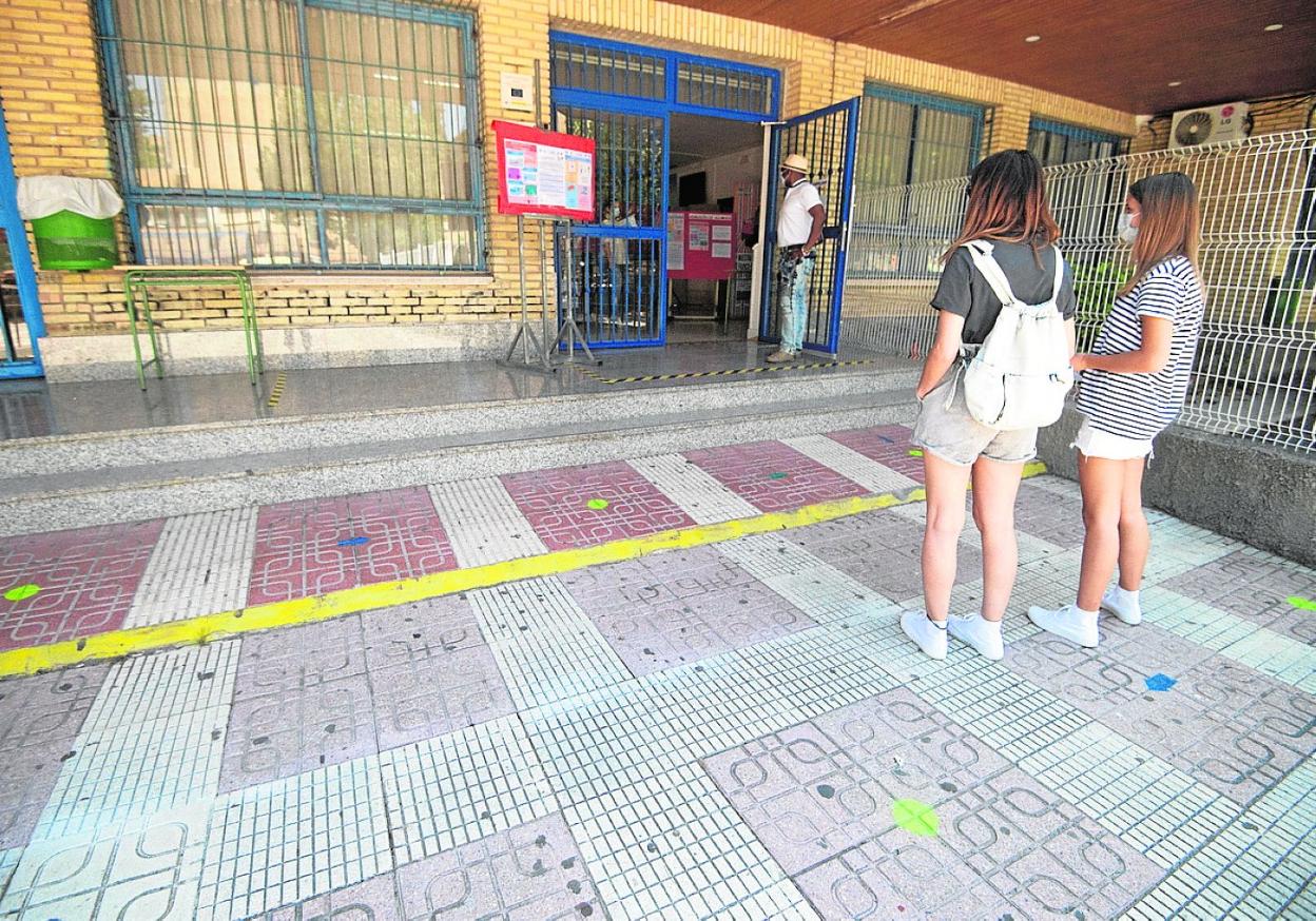 Alumnas del IES Floridablanca esperando para matricularse. 