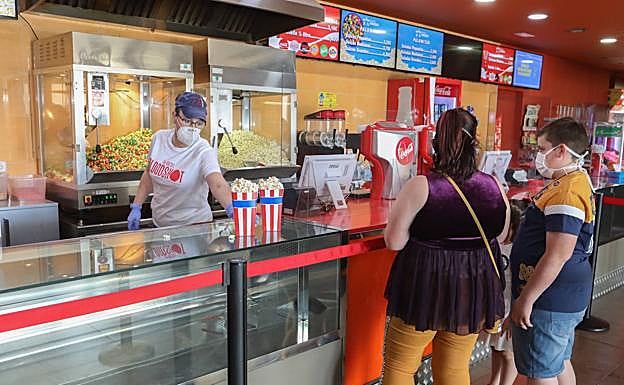 Galería. Vuelve a abrir el cine del Parque Almenara de Lorca