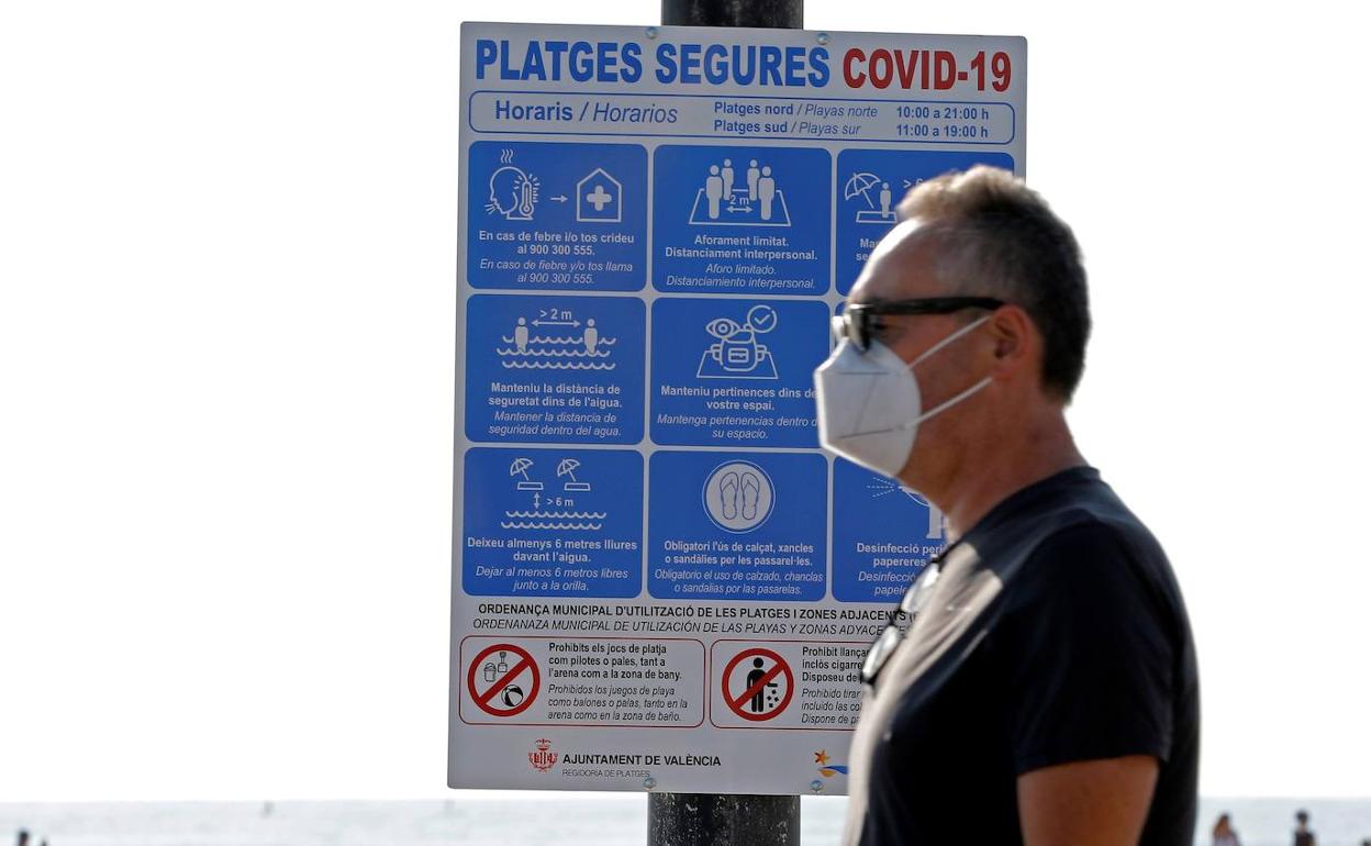 Una playa de Valencia se prepara para recbir a los bañistas. 