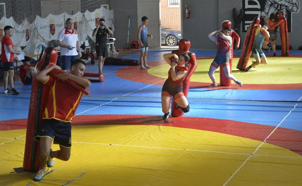 Supervisión. López Gullón (segundo por la izquierda) supervisa la llave que hacen los luchadores a unos muñeco.