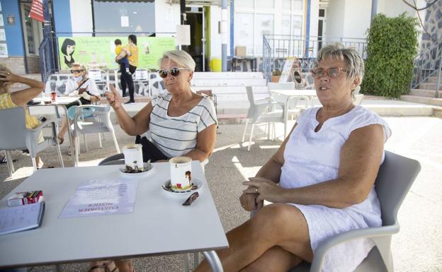 Las belgas Gerda Lambrechts y Ginette Legen, en una cafetería de Camposol, en Mazarrón.