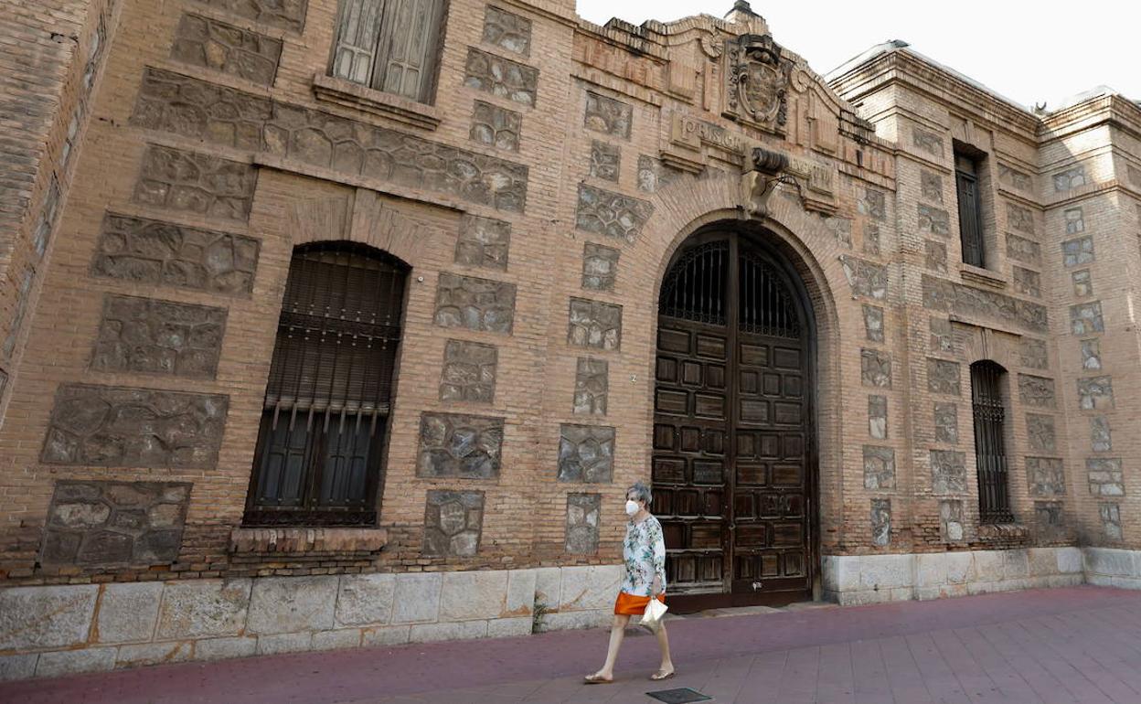 Una mujer pasea ante la fachada de la Cárcel Vieja, la semana pasada, en Murcia.