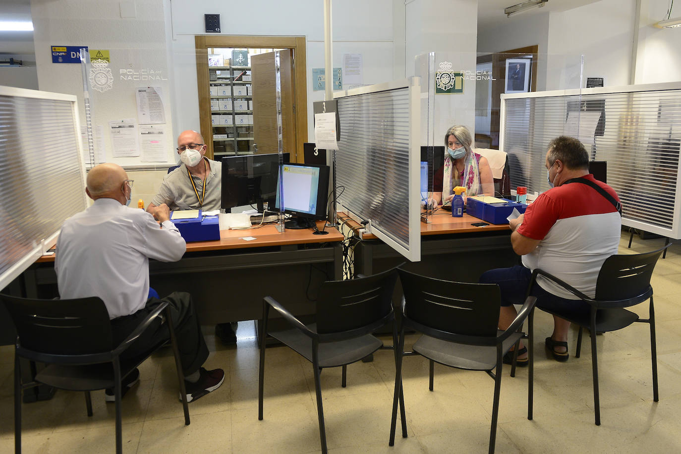 El jefe del servicio regional de Documentación de la Policía Nacional, Pablo Gutiérrez, indica que durante la inactividad se han dejado de hacer 50.000 pasaportes y carnets en la Región