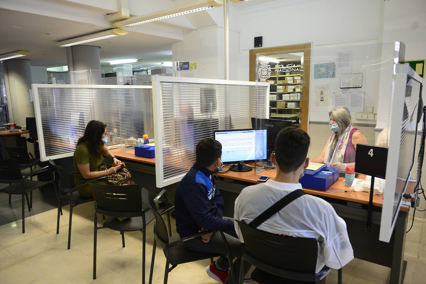 El jefe del servicio regional de Documentación de la Policía Nacional, Pablo Gutiérrez, indica que durante la inactividad se han dejado de hacer 50.000 pasaportes y carnets en la Región