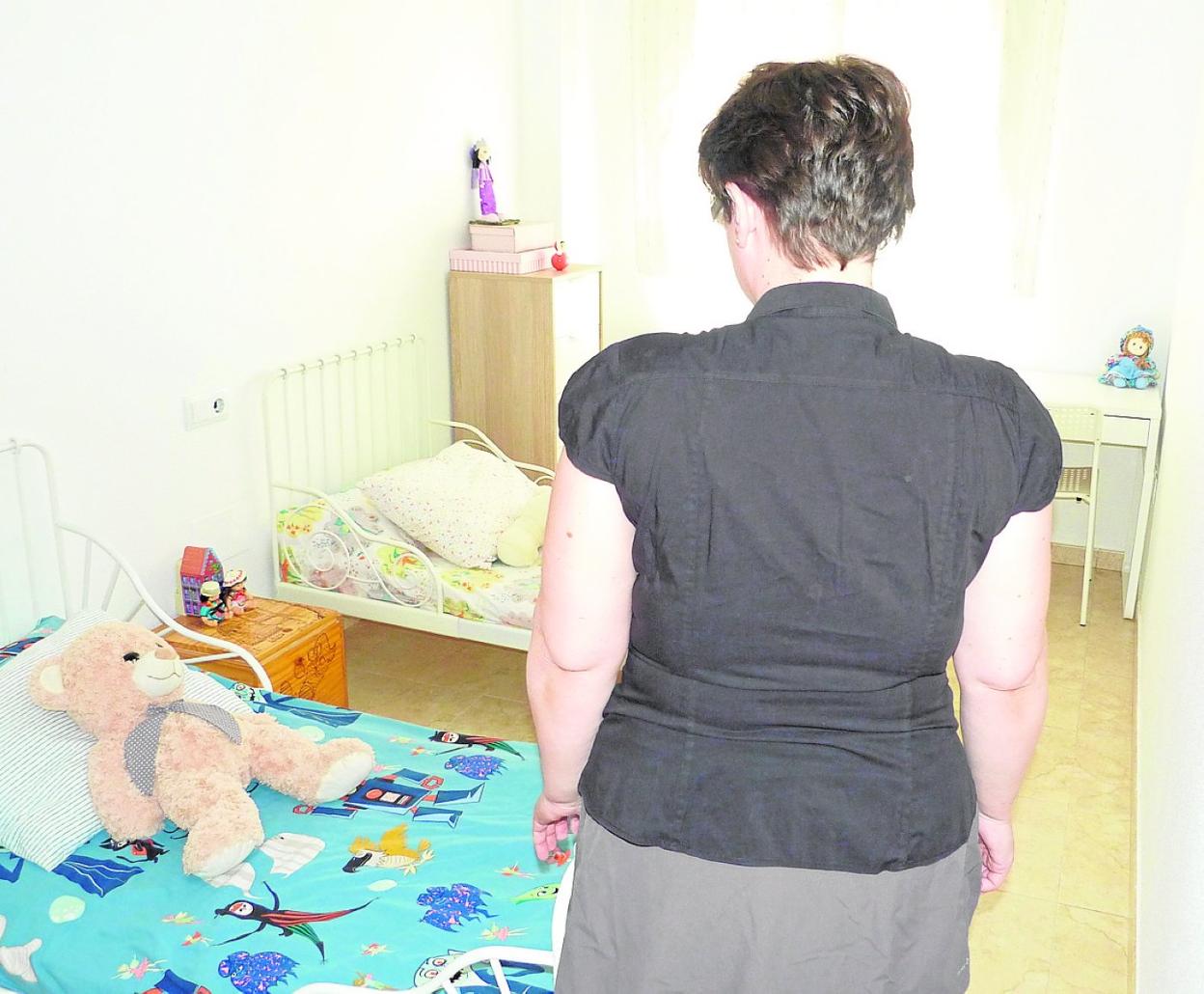 M. V. G. mira la cama de su hijo, en la habitación que había preparado para su llegada. 