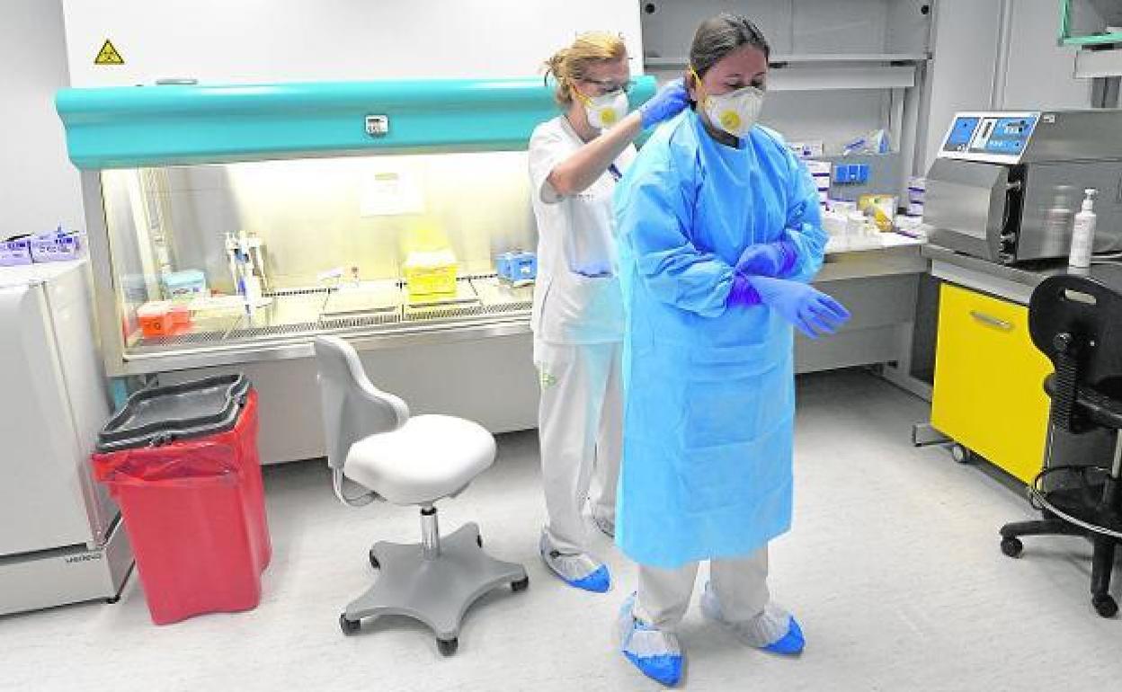 Profesionales se preparan para manipular una prueba sospechosa en La Arrixaca en una foto de archivo.