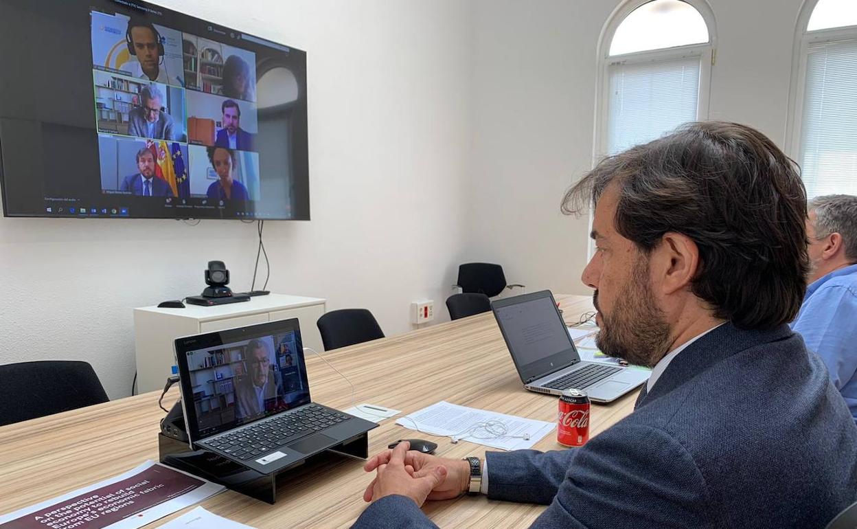 Imagen del consejero de Empleo, Miguel Motas, durante su participación en el seminario web.