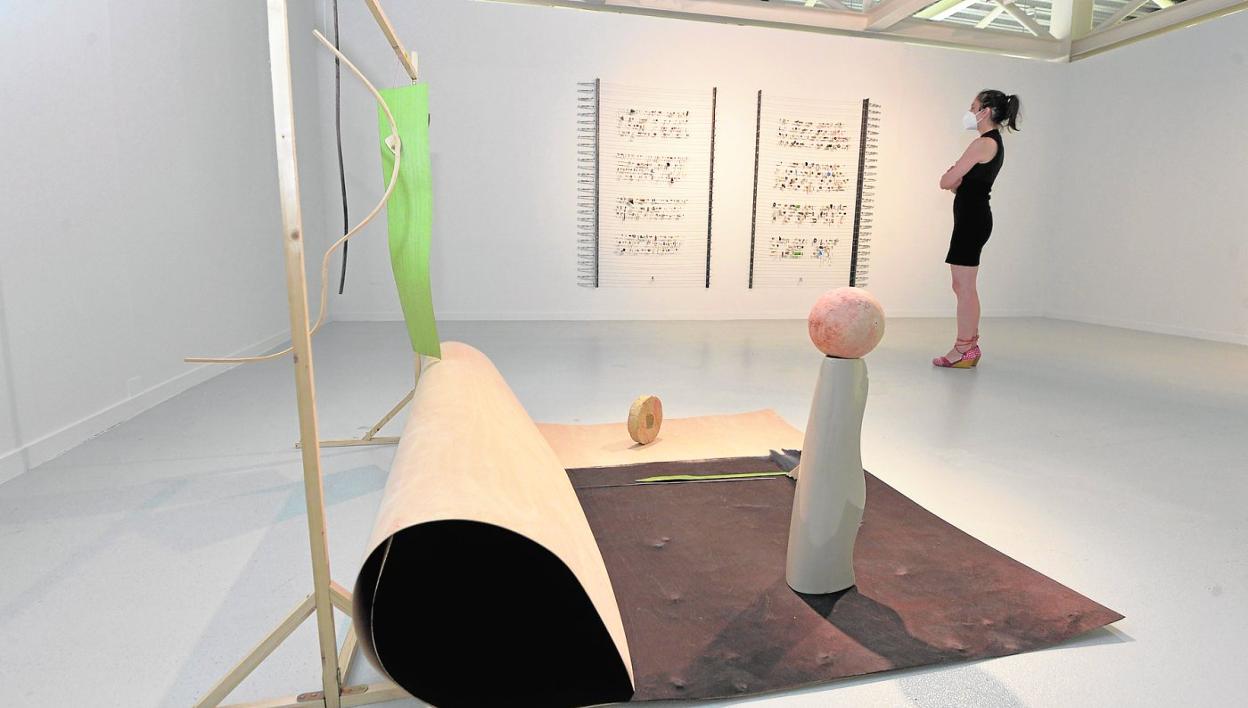 Una joven visita una de las salas de la exposición 'Escrituras ácratas', en el Párraga. 