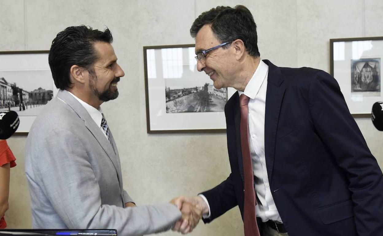 Mario Gómez y José Ballesta se dan la mano, en 2018, tras su acuerdo para la aprobación de los Presupuestos.