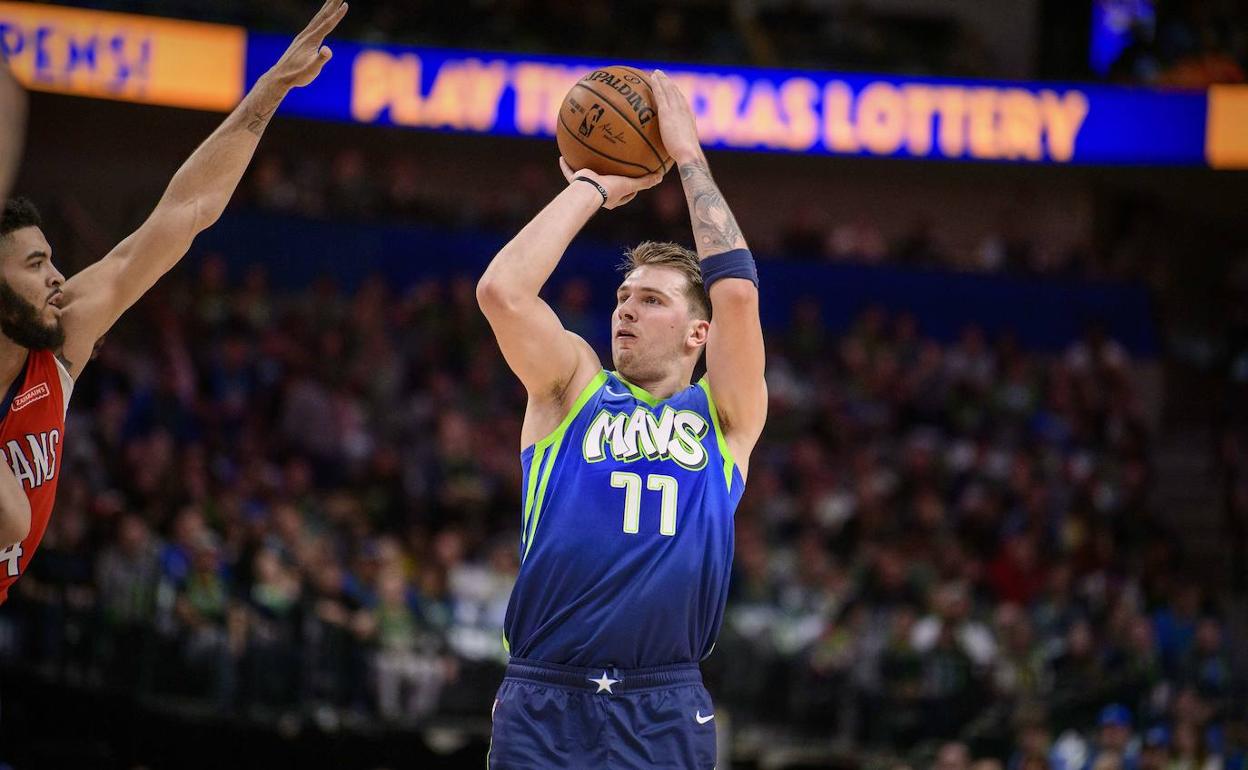 Doncic lanza a canasta durante un partido de los Mavericks. 