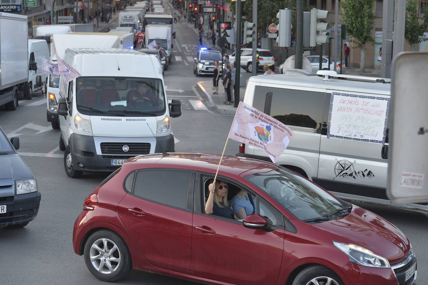 Fotos: Los vendedores de mercadillos se manifiestan en Murcia para reclamar la apertura de la venta ambulante