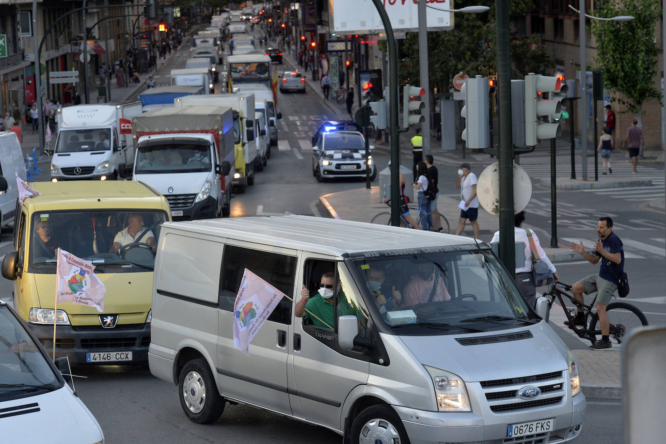Fotos: Los vendedores de mercadillos se manifiestan en Murcia para reclamar la apertura de la venta ambulante