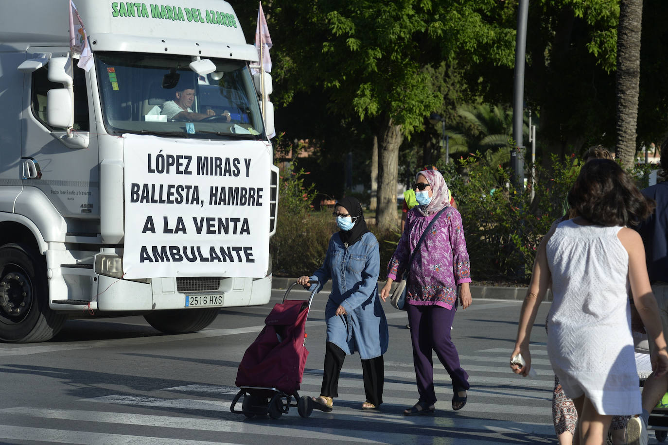Fotos: Los vendedores de mercadillos se manifiestan en Murcia para reclamar la apertura de la venta ambulante