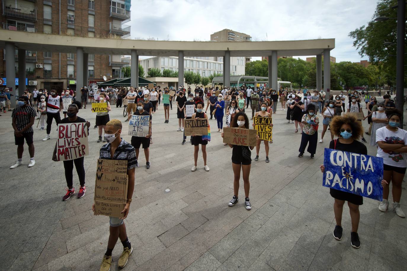 Fotos: Centenares de personas claman en Murcia contra el racismo en honor a George Floyd