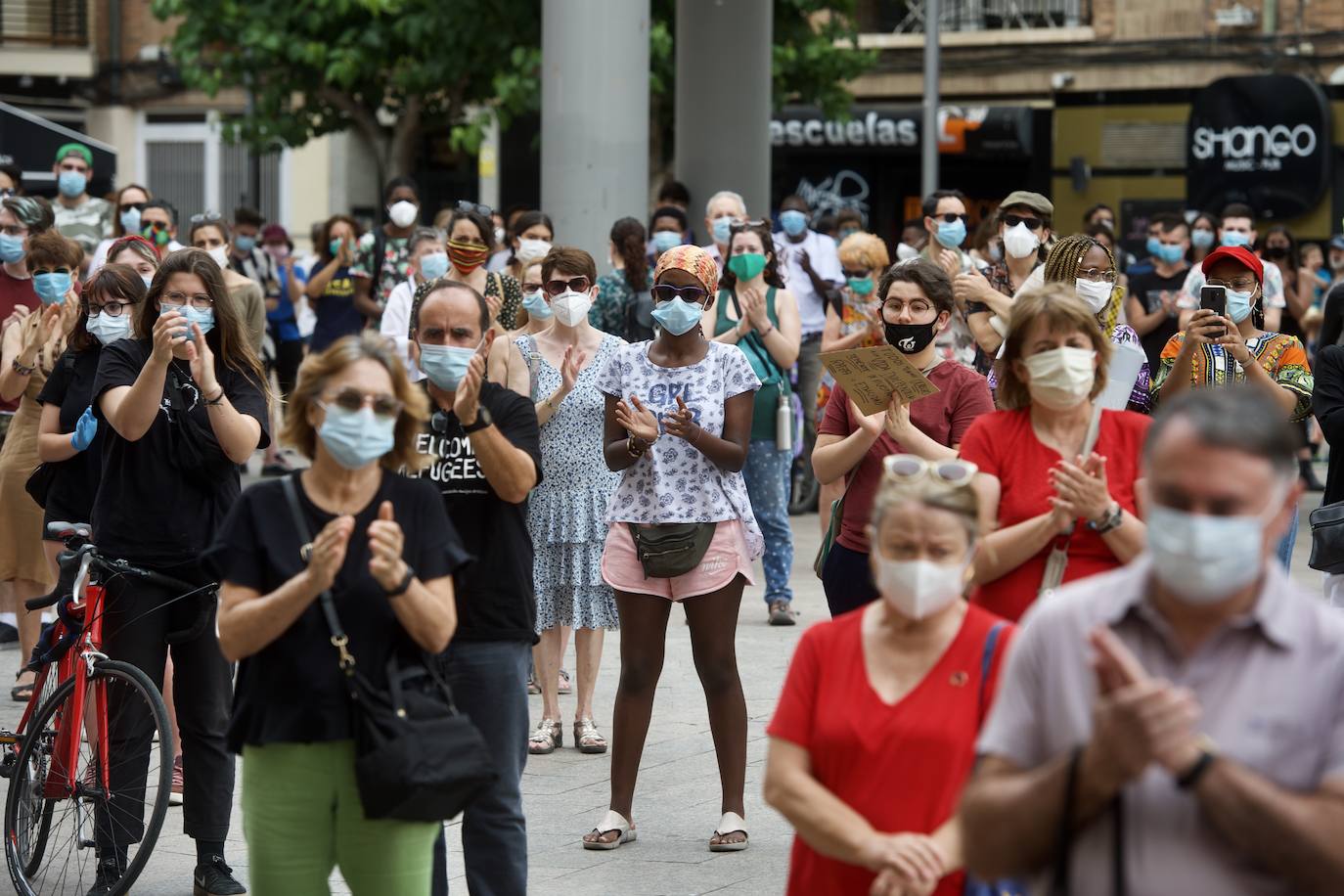 Fotos: Centenares de personas claman en Murcia contra el racismo en honor a George Floyd