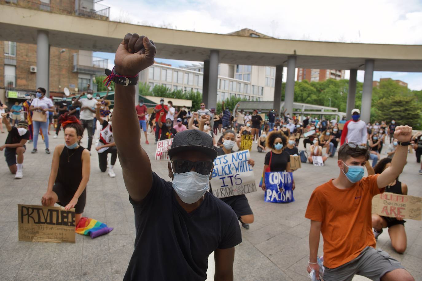 Fotos: Centenares de personas claman en Murcia contra el racismo en honor a George Floyd