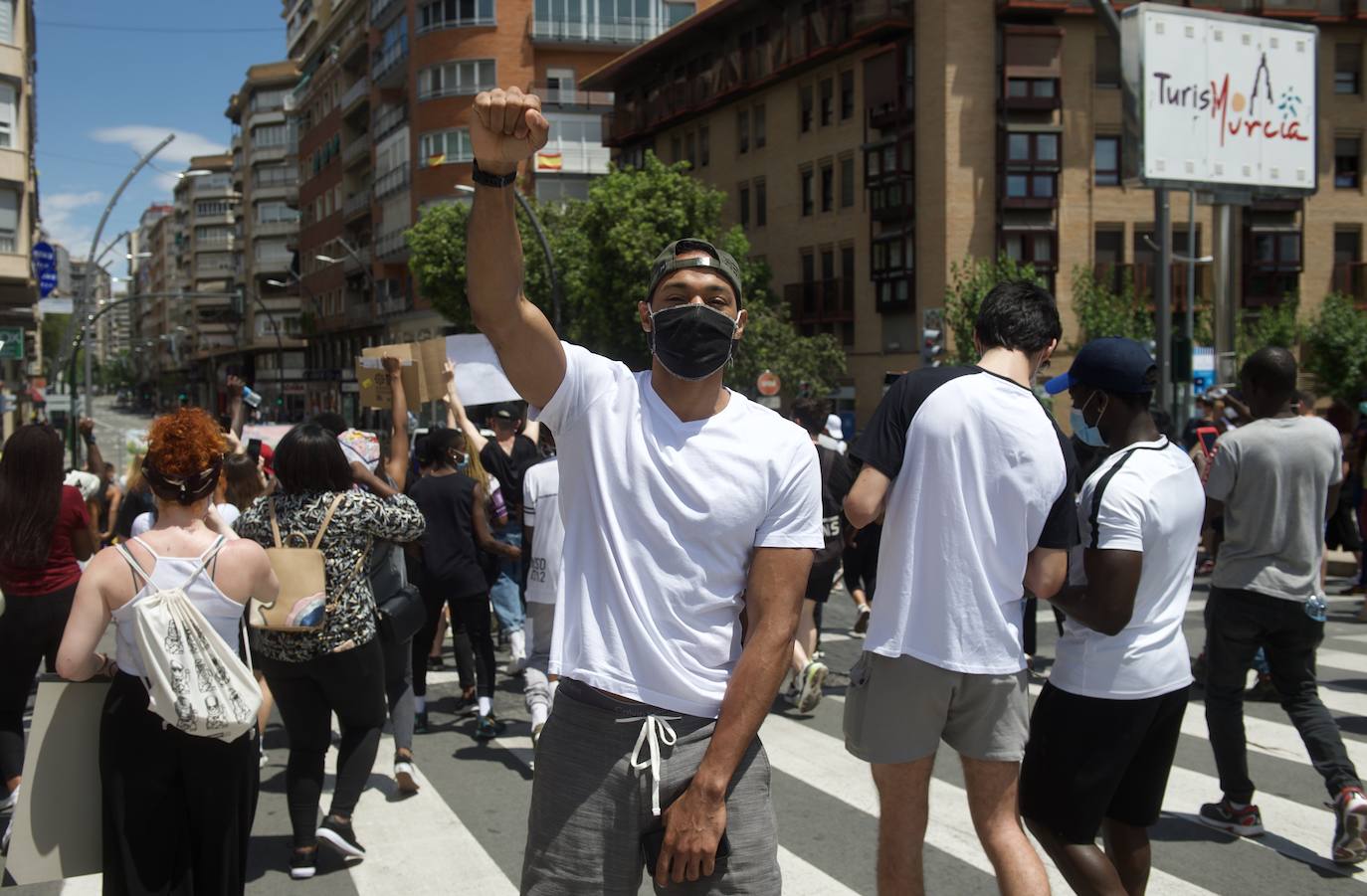 Fotos: Centenares de personas claman en Murcia contra el racismo en honor a George Floyd