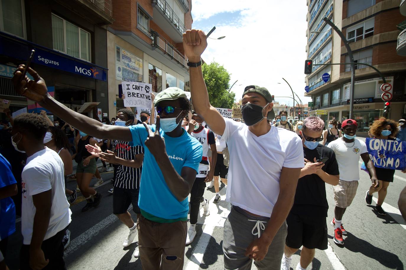 Fotos: Centenares de personas claman en Murcia contra el racismo en honor a George Floyd