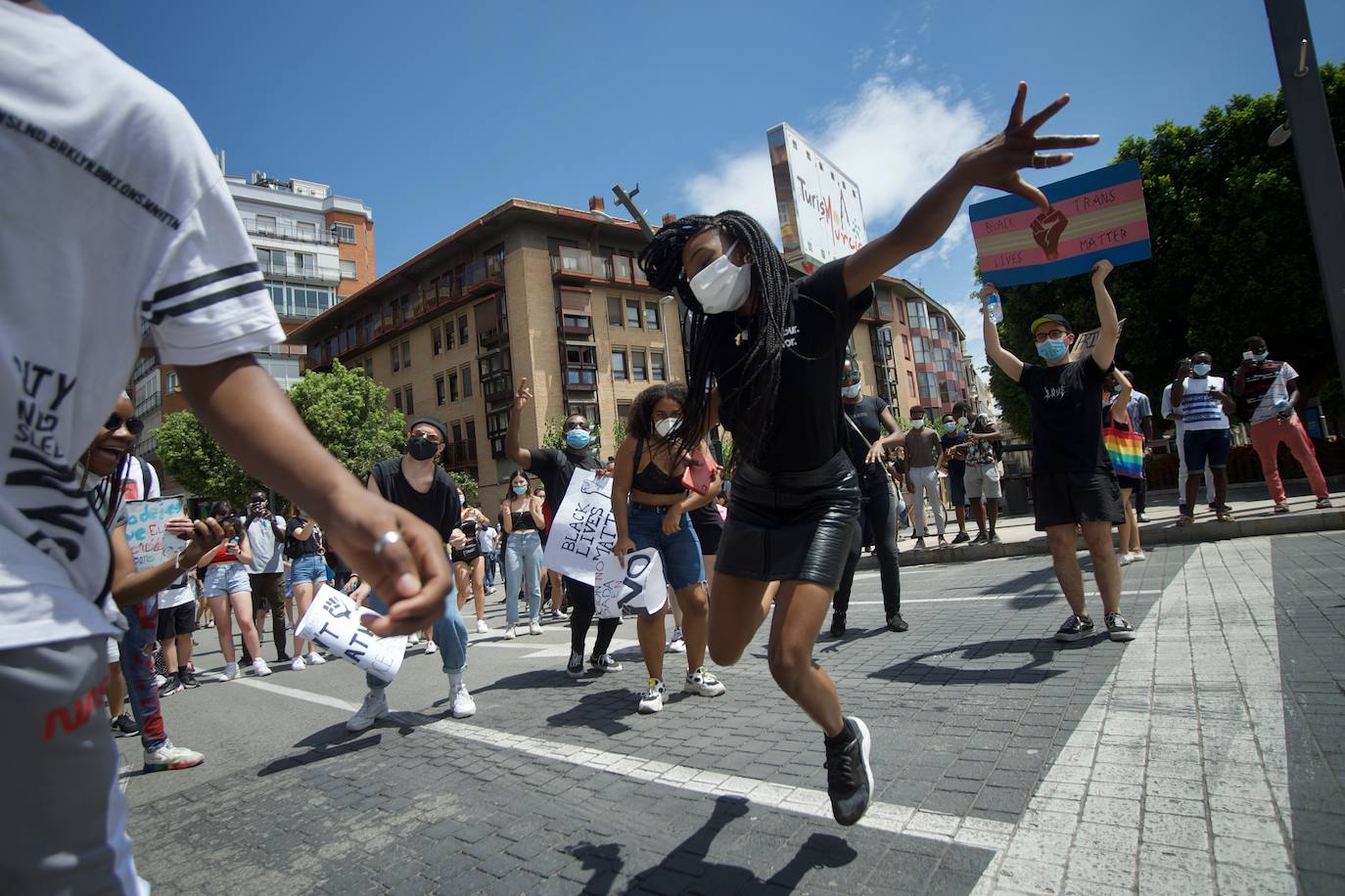 Fotos: Centenares de personas claman en Murcia contra el racismo en honor a George Floyd