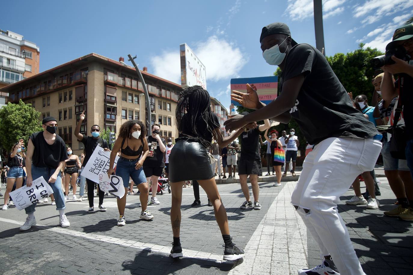 Fotos: Centenares de personas claman en Murcia contra el racismo en honor a George Floyd