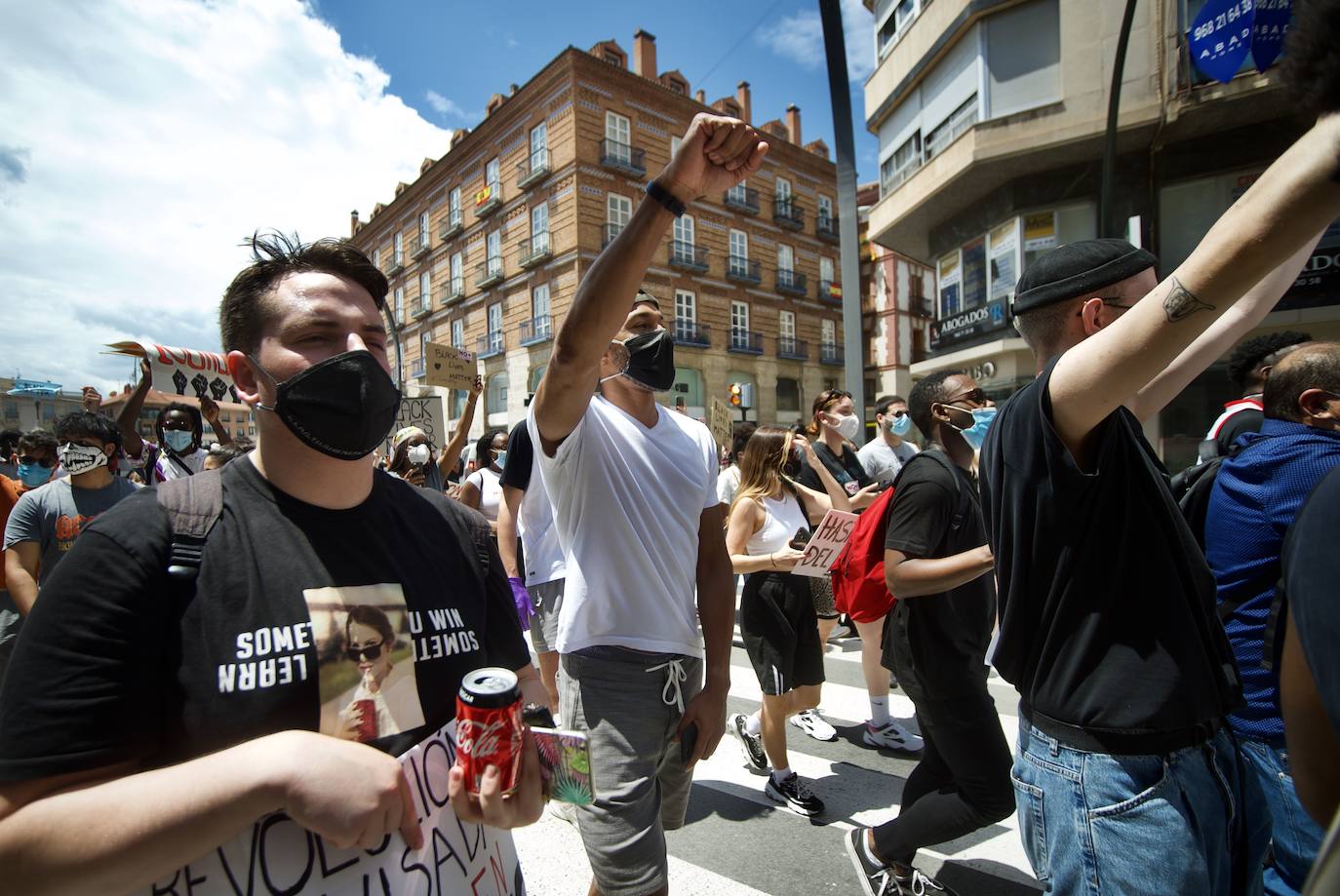 Fotos: Centenares de personas claman en Murcia contra el racismo en honor a George Floyd
