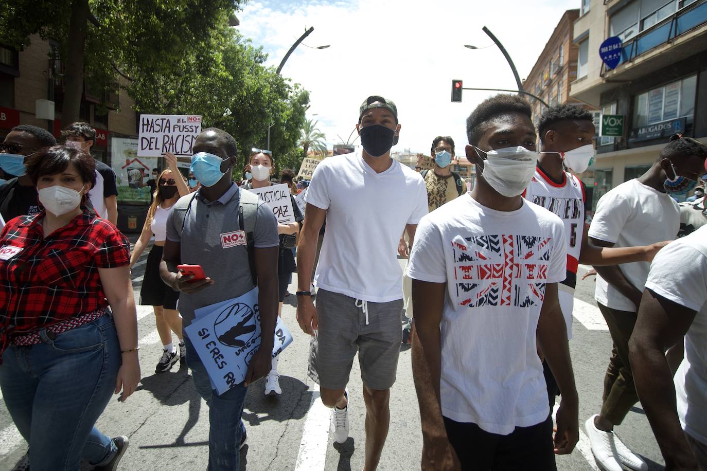 Fotos: Centenares de personas claman en Murcia contra el racismo en honor a George Floyd