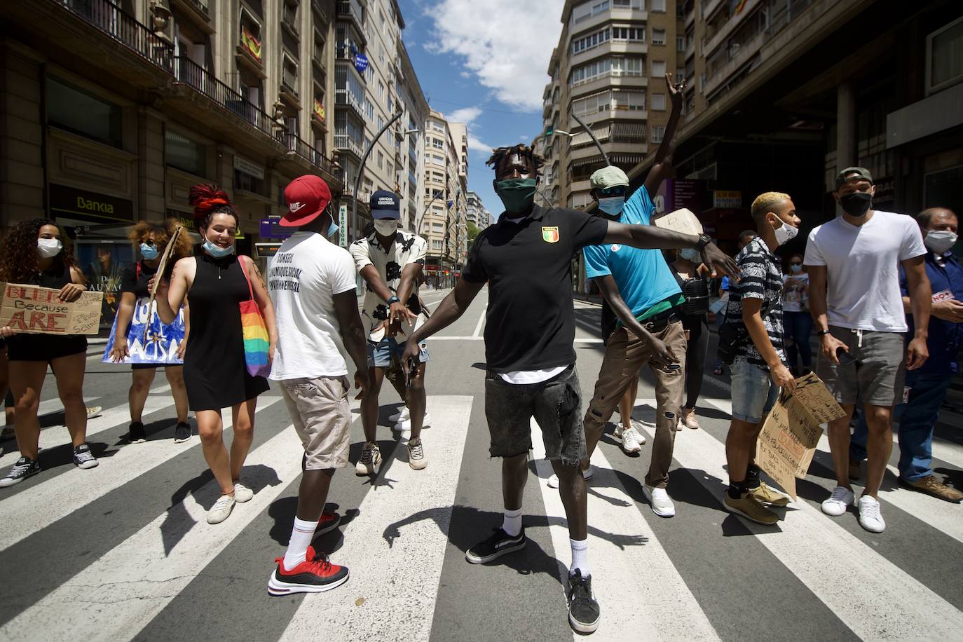 Fotos: Centenares de personas claman en Murcia contra el racismo en honor a George Floyd