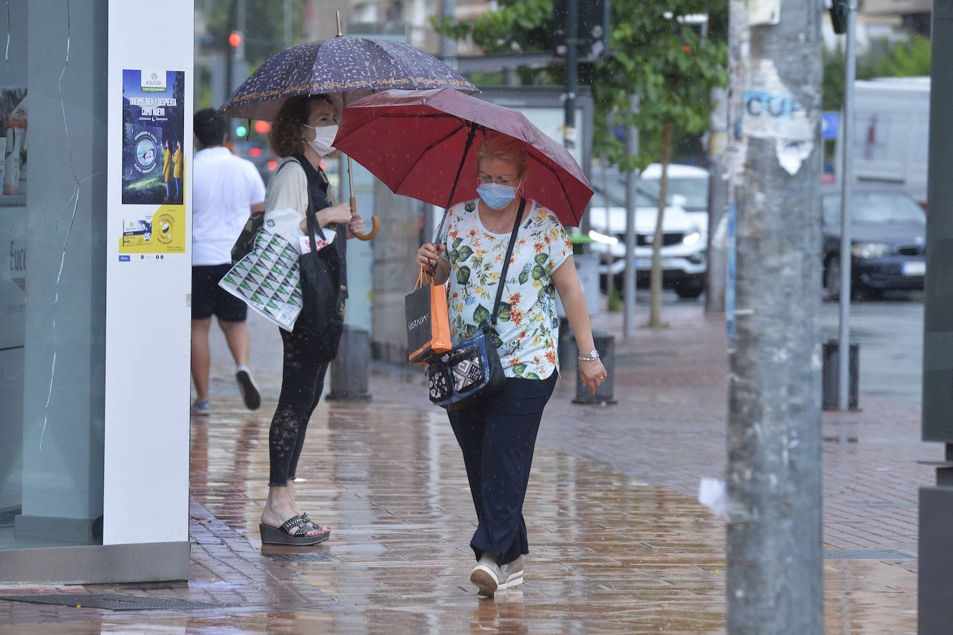 Fotos: Las lluvias provocan cinco accidentes y 68 incidencias en la Región