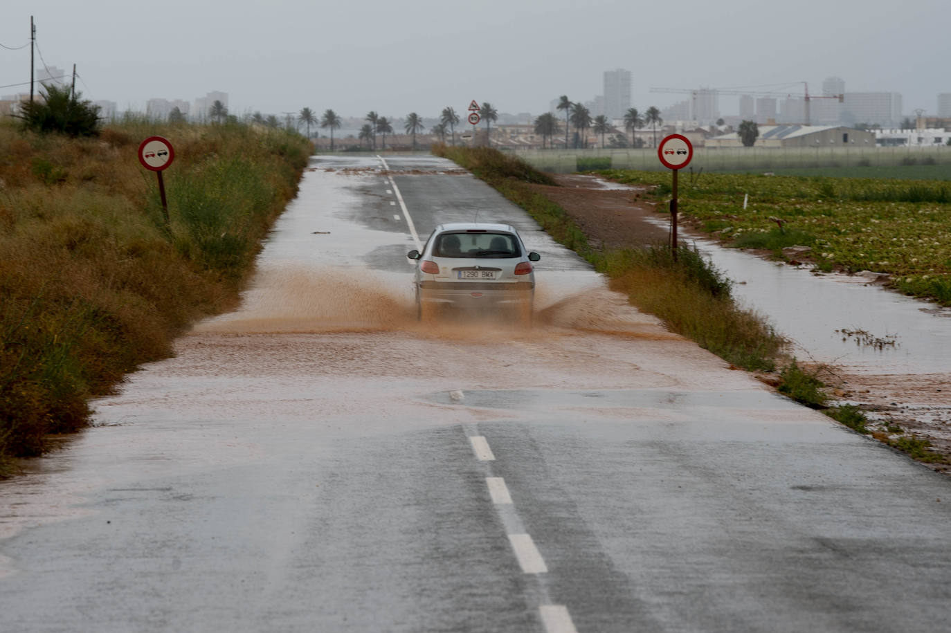 Fotos: Las lluvias provocan cinco accidentes y 68 incidencias en la Región