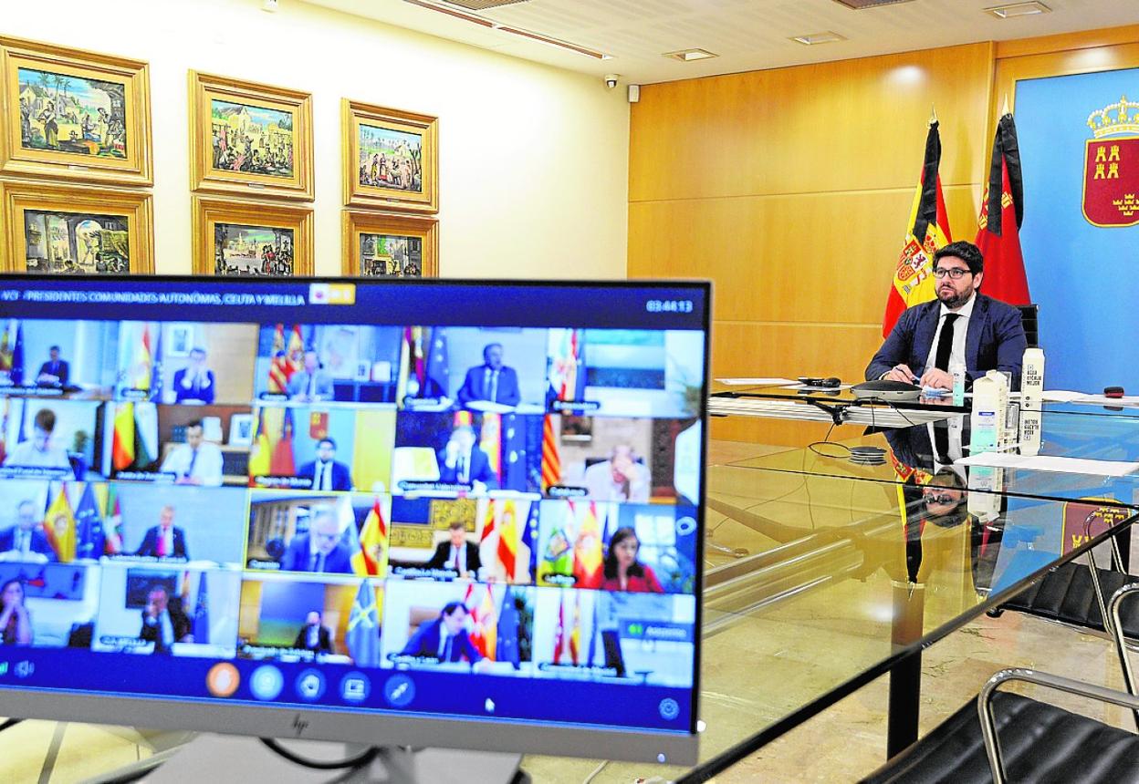 El presidente de la Región de Murcia, Fernando López Miras, en la videoconferencia de ayer. 