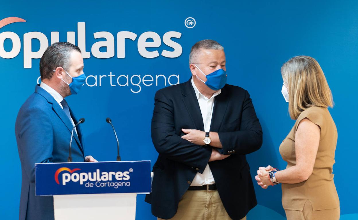 El senador 'popular' Francisco Bernabé (cen.), este lunes.