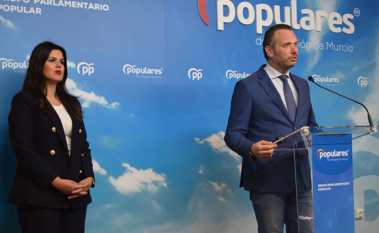 El portavoz del Grupo Parlamentario Popular, Joaquín Segado, junto a la viceportavoz, Miriam Guardiola, este lunes.