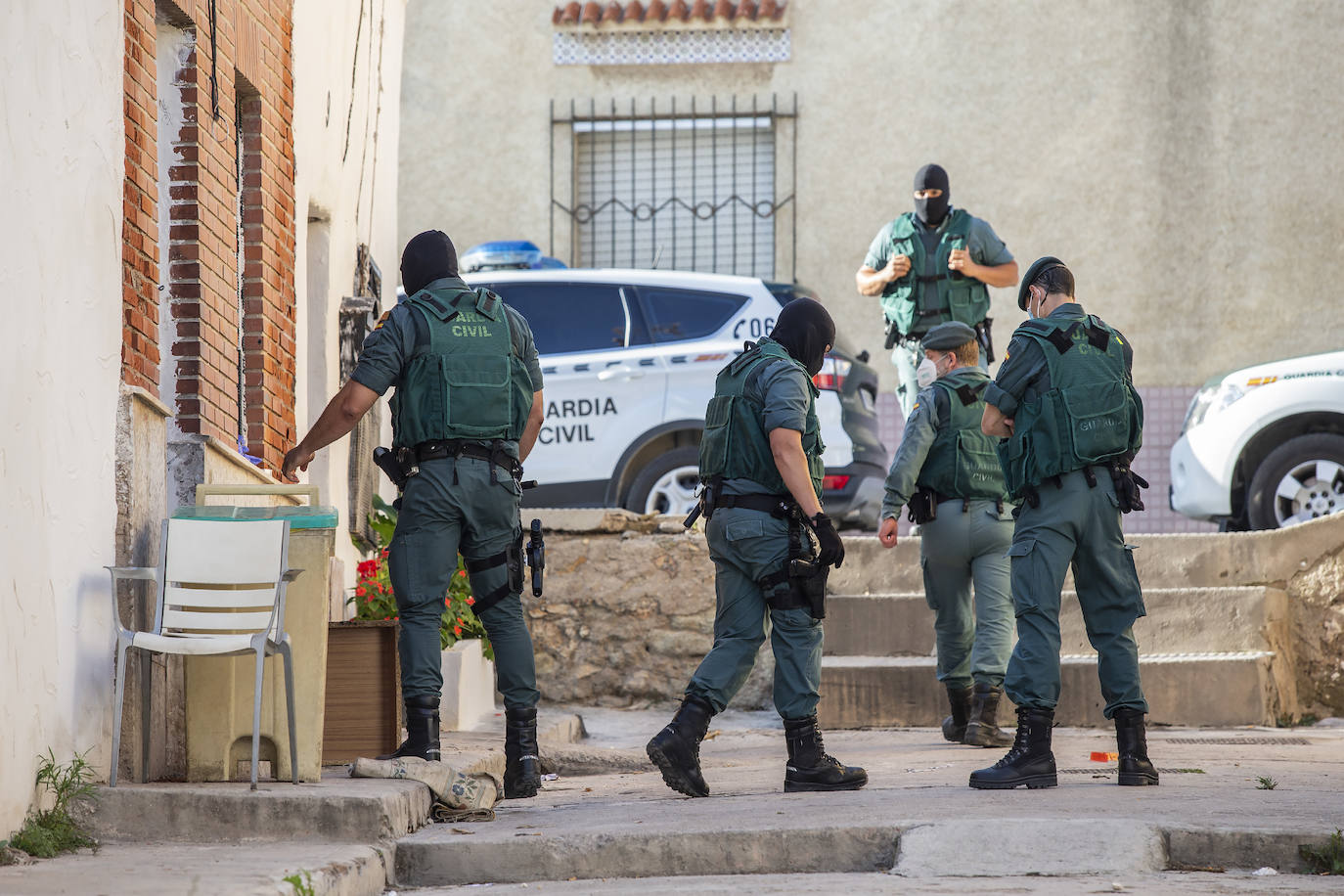 La Guardia Civil desplaza a cientos de efectivos para practicar 31 registros e intervenir siete armas, 300.000 euros y cocaína, heroína, cristal, marihuana y hachís